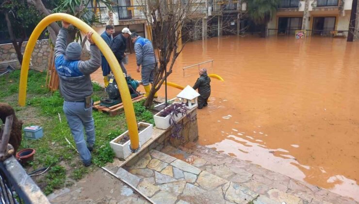 Kemer’de sağanak sonrası temizlik çalışmaları devam ediyor
