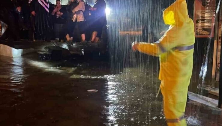 Kemer’de sağanak yağışta mahsur kalanları jandarma kurtardı