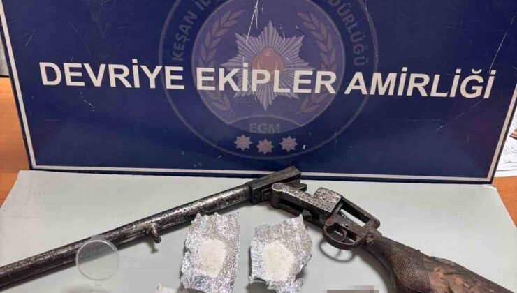 Keşan’da polisin arama yaptığı araçta uyuşturucu ve ruhsatsız tüfek ele geçirildi