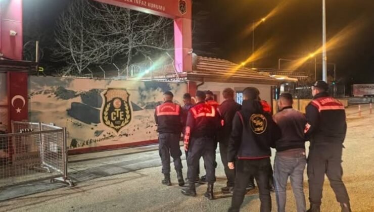 Köy evlerini soyan 3 kişilik hırsızlık ekibi, çalıntı eşyaları hurdacıya satarken yakalandı