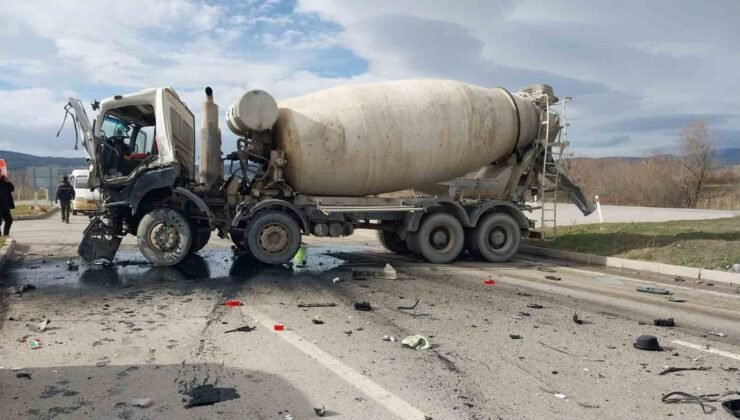 Kütahya’da beton mikserleri çarpıştı: 2 yaralı