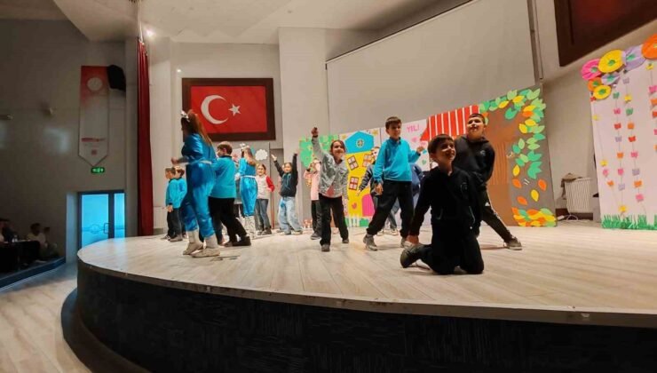 Kütahya’da “Zamanda Aile Yolculuğu” adlı çocuk tiyatrosu son kez sahnelendi