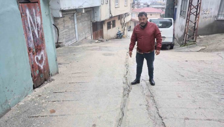 Mahallenin elektriksiz kalmasına sebep olan hırsızların canlarını hiçe sayarak yer altındaki kabloları çalma anları kamerada