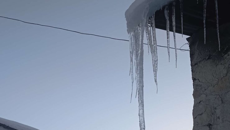 Malatya’da buz sarkıtları metreyle ölçüldü