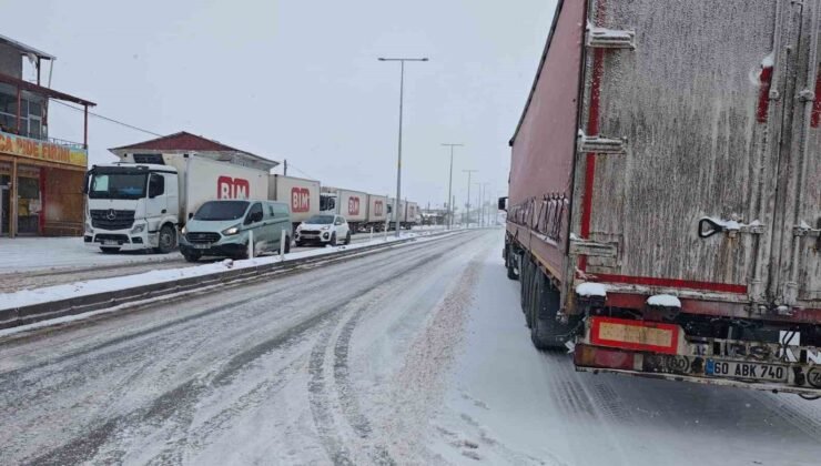 Malatya’da kar yağışı ulaşımı aksattı