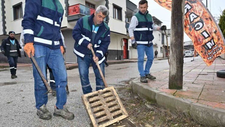 Manisa’da ekipler yağışa karşı sahada