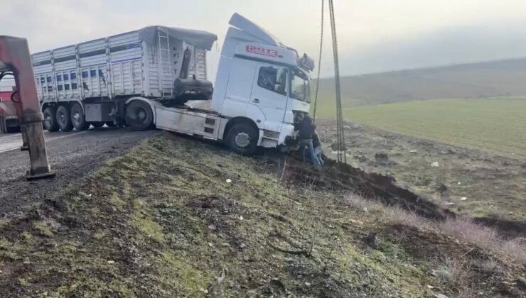 Mardin’de kontrolden çıkan tır yol kenarına savruldu