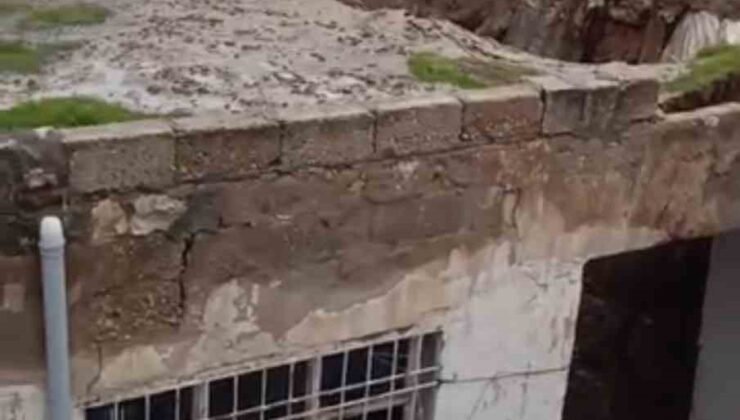 Mardin’de sağanak yağışta kerpiç evin damı çöktü