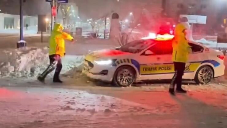 Mardin’de yürekleri ısıtan görüntüler: Polis ve çocukların kar topu savaşı kamerada