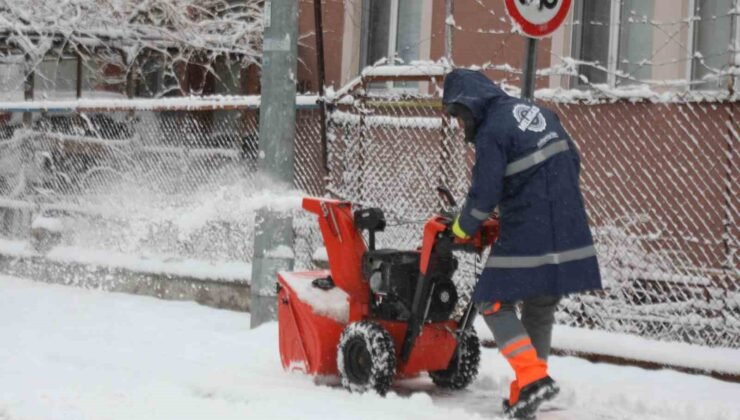 Melikgazi ekipleri 58 mahallede kar küreme çalışması yaptı