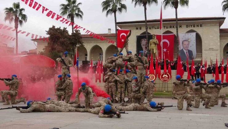 Mersin’de coşkulu kurtuluş yıl dönümü: JÖAK helikopter ile ‘üzüm salkımı’ gösterisi yaptı