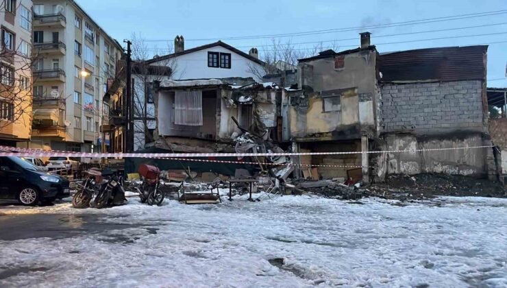 Metruk bina çöktü, mahallede panik yaşandı