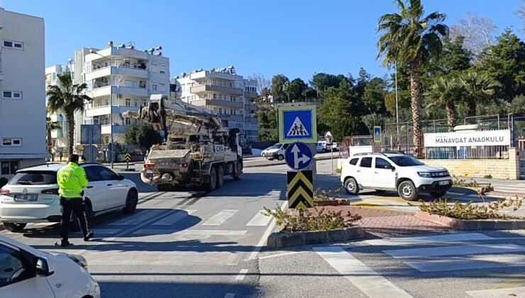 Motosiklet beton kamyonuna çarptı: 1 yaralı