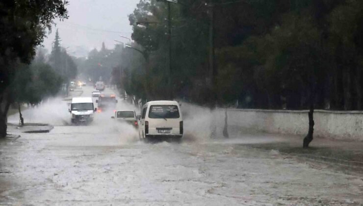 Muğla’da sağanak yağış etkili oluyor