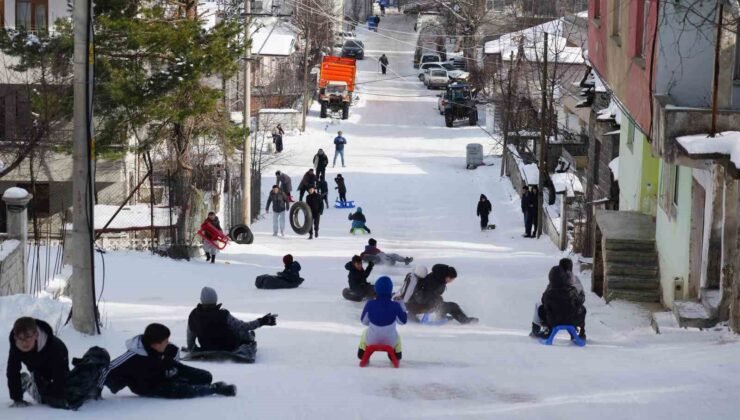 Muhtarın Yokuşu’nda çocukların kar eğlencesi