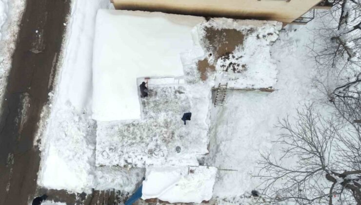 Muş’ta tek katlı evler kara gömüldü