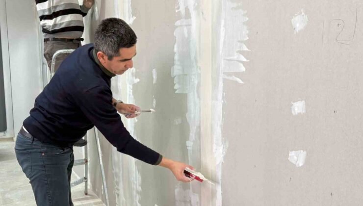 MYO müdürü okuldaki tadilat işlerini kendi elleriyle yapıyor