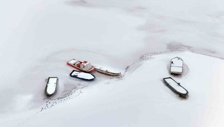 Nazik Gölü tamamen dondu