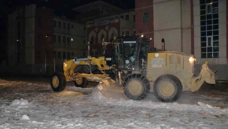 Okullarda kar temizliği yapılıyor