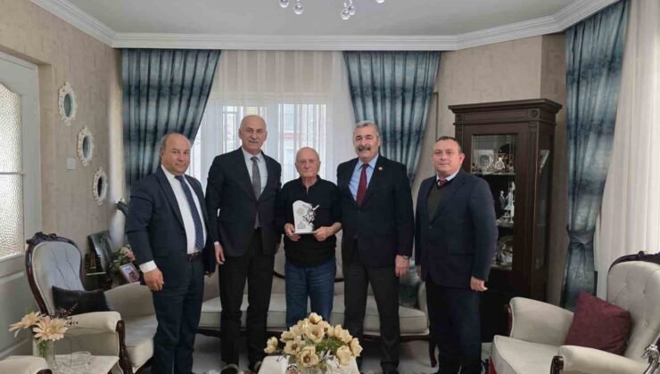 Ömrünü öğrencilerine adayan Varol öğretmen unutulmadı