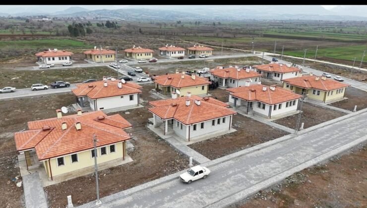 Osmaniye’de yapımı tamamlanan köy evleri hak sahiplerine teslim edildi