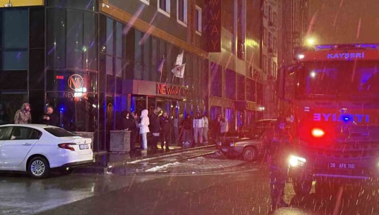 Otel bodrumunda çıkan yangın paniğe neden oldu