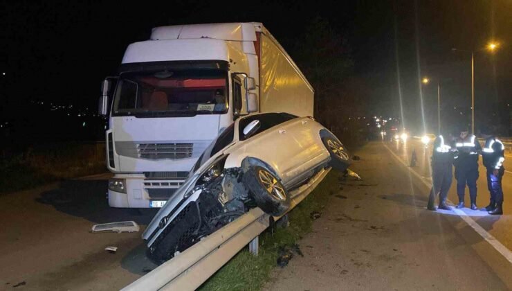 Otomobil bariyerlerde 15 metre sürüklenerek tıra çarptı: 4 yaralı