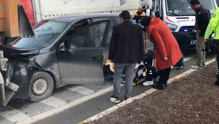 Otomobil, kırmızı ışıkta bekleyen tıra çarptı: 1 yaralı