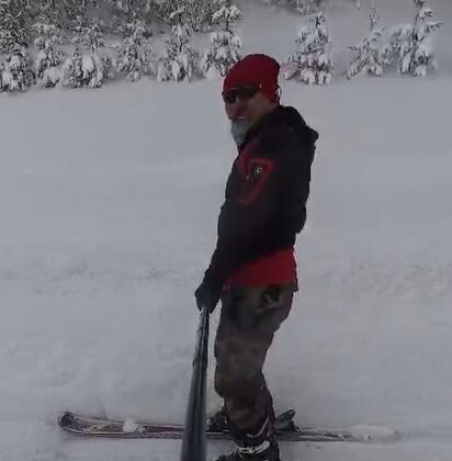 Palandöken’e gidemeyen kayak tutkunları köy yolunu piste çevirdi