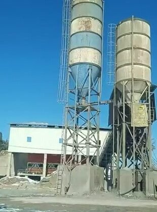 Parasını alamadığını iddia eden işçi siloya çıktı