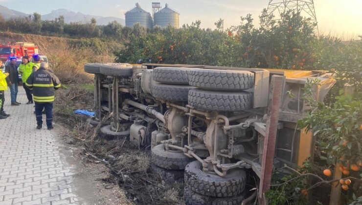 Payas’ta trafik kazası: devrilen kamyonun sürücüsü yaralandı