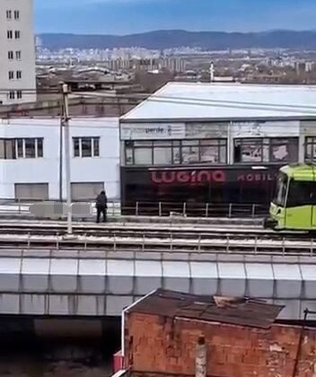 Rüzgarın kopardığı tabela metro hattına düştü