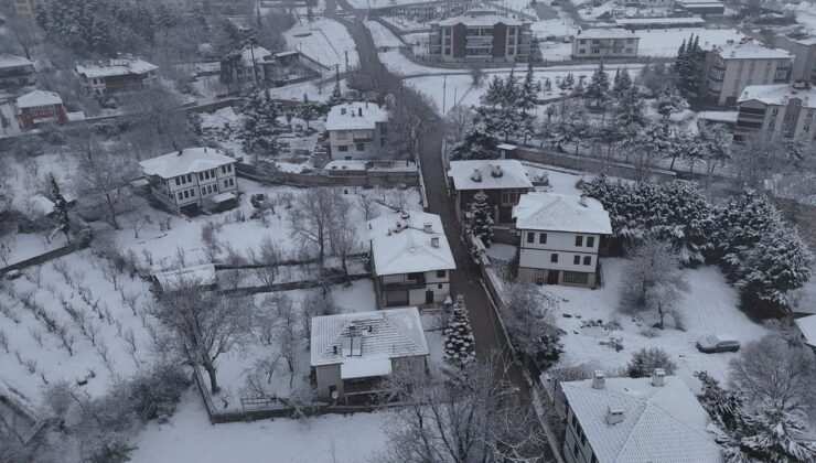 Safranbolu’da kar yağışı tarihi konakları yeniden beyaza bürüdü