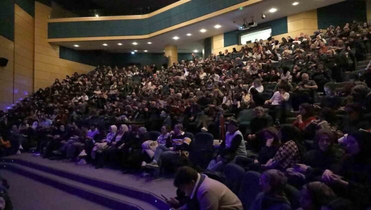 Sakarya’da “Güne Bakan Cam Kırıkları” oyunu sahnelendi