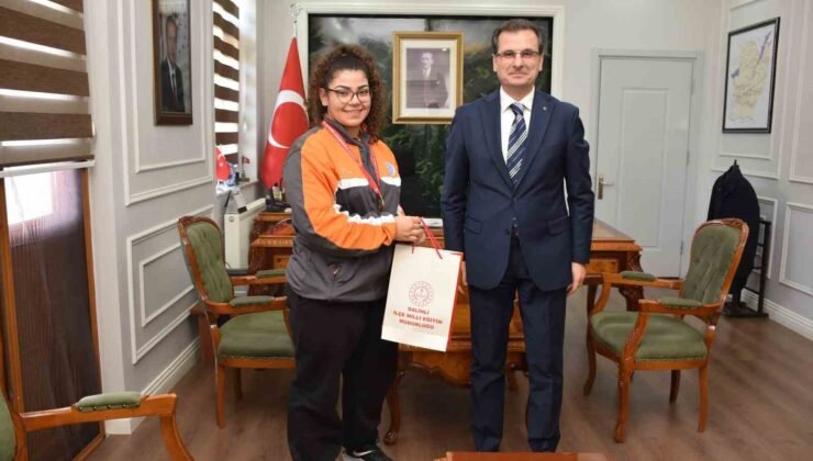 Salihli Kaymakamı Güldoğan, Türkiye Şampiyonu öğrenciyi ağırladı
