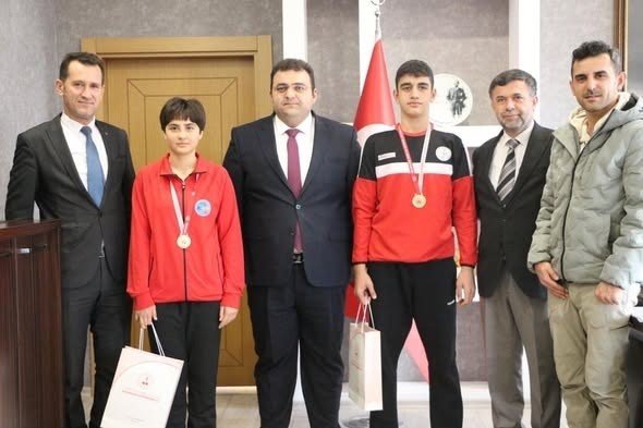 Şampiyon öğrencilere ödüller ve burs müjdesi