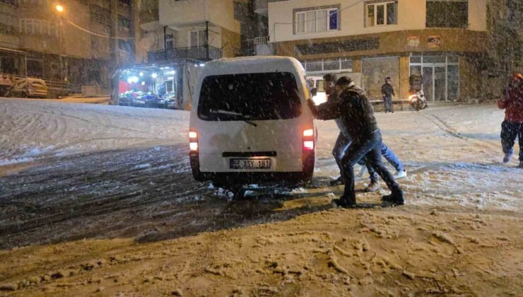 Samsun’da kar çocuklara eğlence, sürücülere çile oldu