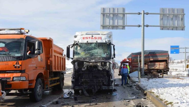Samsun’da tır ile kamyonet çarpıştı: 2 yaralı