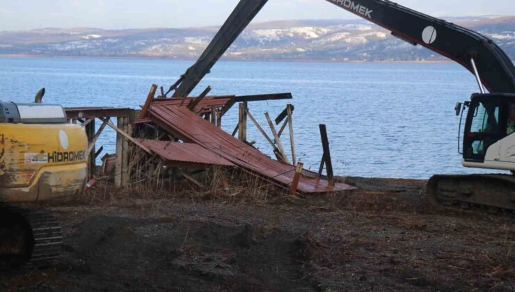 Sapanca gölü kıyısında kaçak yapıların yıkımına başlandı