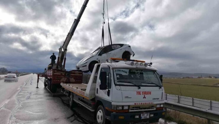 Şarampole devrilen Tesla’da 2 kişi yaralandı