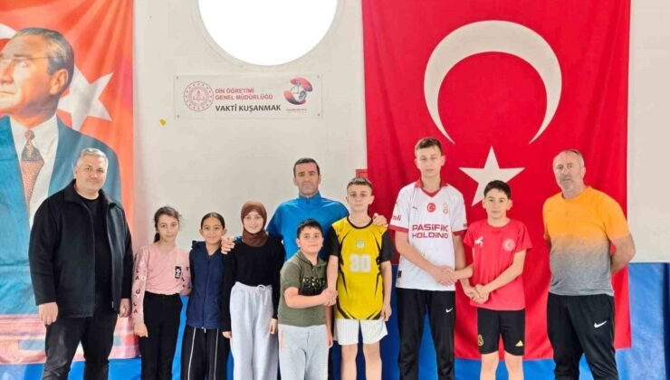 Sarıgöl’de minik güreşçiler tatilde de minderde