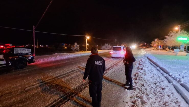 Seydikemer’de kardan kapanan yolda araçlar mahsur kaldı
