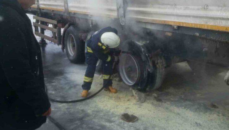Seyir halindeki tırın lastikleri yandı