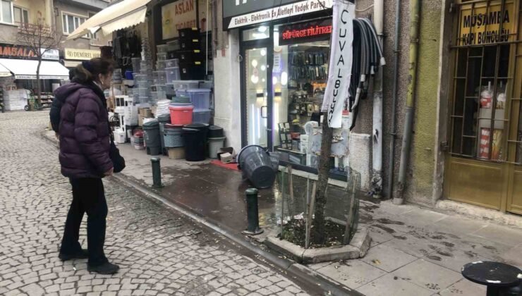 Şiddetli fırtına ortalığı birbirine kattı