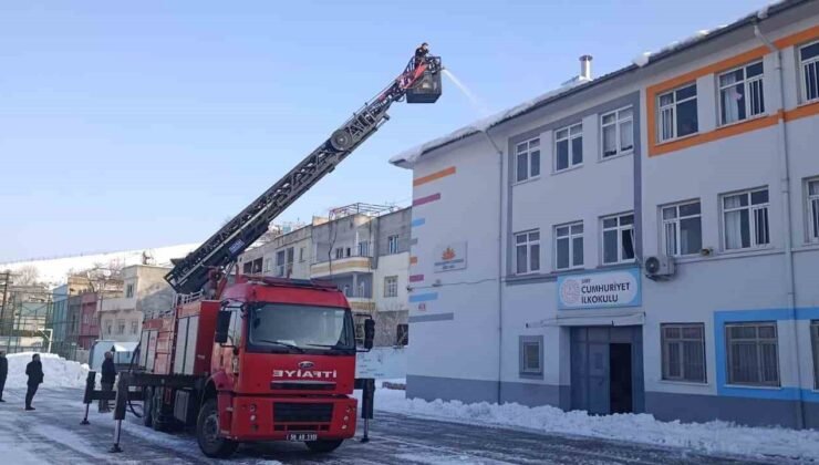 Siirt’te cadde, sokak ve okulların çatısındaki kar kütlesi itfaiye tarafından temizleniyor