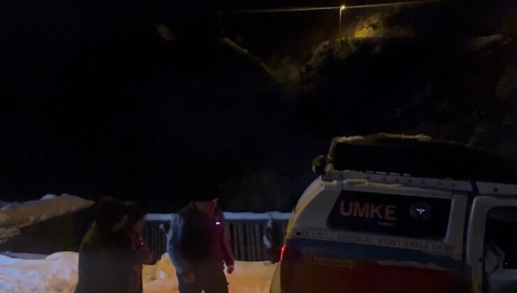 Siirt’te UMKE ekipleri kar ve tipiye rağmen hastalara yetişmeye çalışıyor