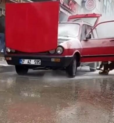 Sinop’ta yanan otomobile esnafın müdahalesi faciayı önledi