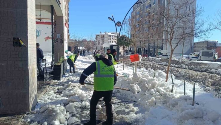 Şırnak’ta kar seferberliği: Kaldırımlar küreklerle temizlendi