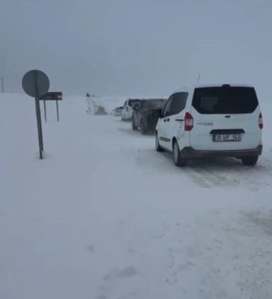 Sivas’ta etkili olan kar ve tipi, sürücülere zor anlar yaşattı