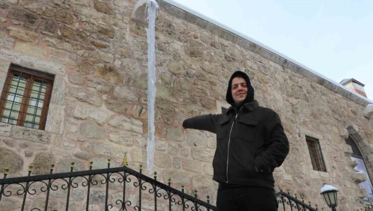 Sivas’ta soğuk hava 4 metreyi bulan buz sarkıtları oluşturdu